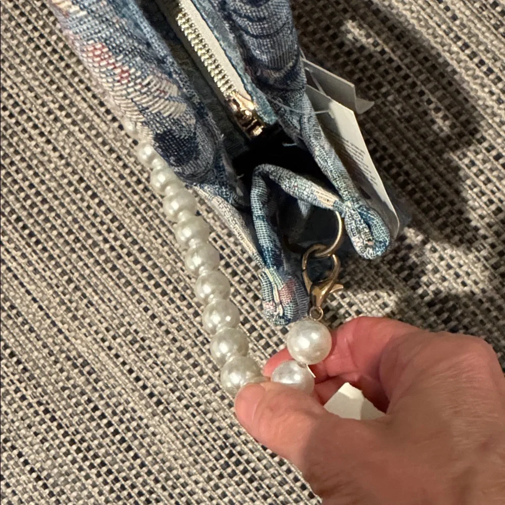True Love 🎉host pick🎉🎈 NWT floral mini denim tapestry bag